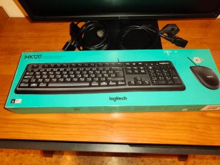 Pantalla Dell + Teclado y Ratón Logitech.