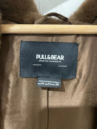 Abrigo peluche Pull&Bear marrón.