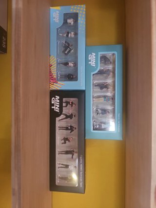 Mini GT Figuras Coleccionables