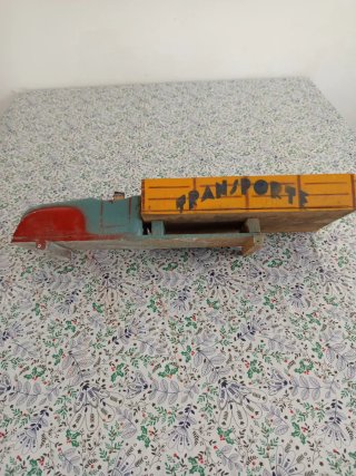 Camión madera antiguo