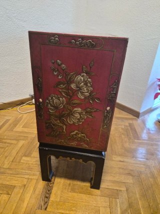 Mueble oriental rojo lacado