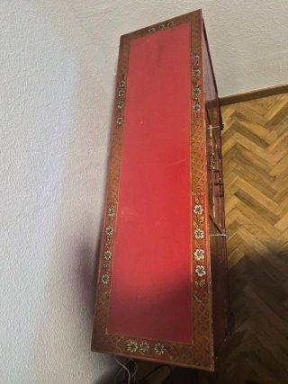 Mueble oriental rojo lacado