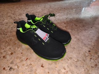 Zapatos de seguridad negros y verdes