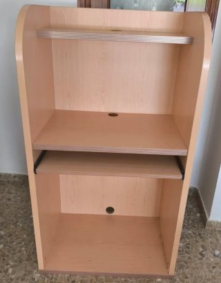 Escritorio de madera color beige