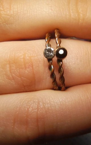 Anillos dorados con piedras blancas