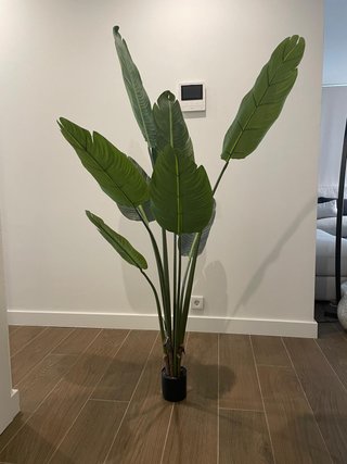 Planta artificial alta con jarrón azul