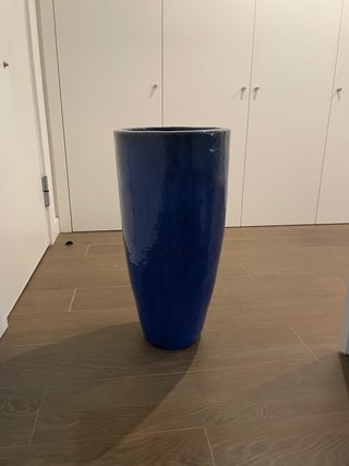Planta artificial alta con jarrón azul