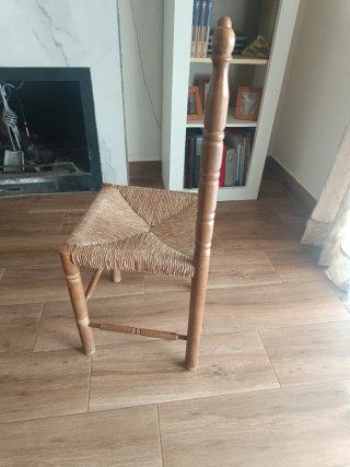 Silla de madera con asiento de ratán