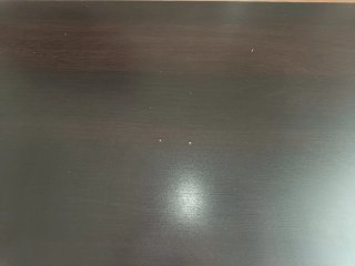 Mesa baja de madera oscura