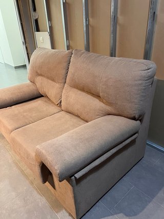 Sofá de tela beige