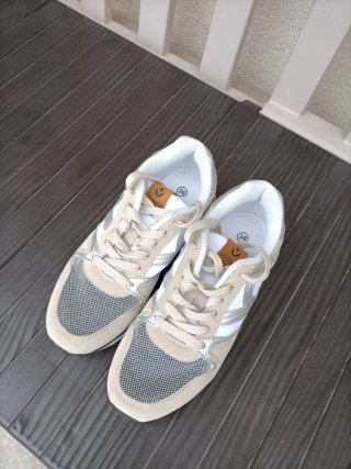 Deportivas Victoria Beige y Plata Talla 36