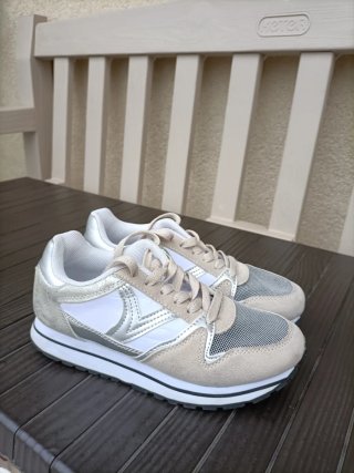 Deportivas Victoria Beige y Plata Talla 36