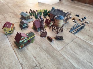 Maqueta HO trenes y casas, todas con luces.