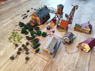 Maqueta HO trenes y casas, todas con luces.