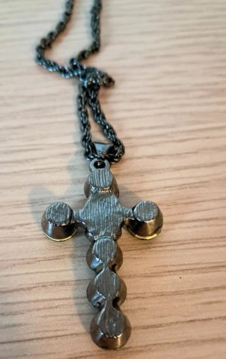 Collana con ciondolo a croce gotica