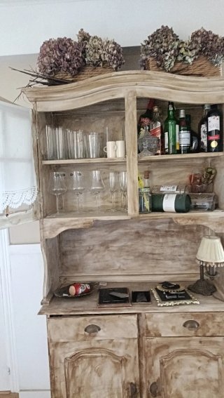Alacena de madera con puertas de cristal