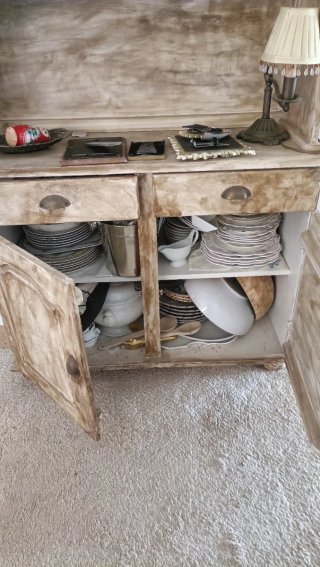 Alacena de madera con puertas de cristal