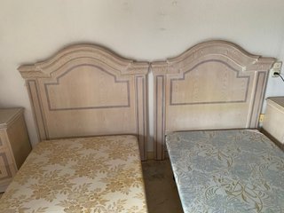 Cabeceros de madera beige estilo clásico