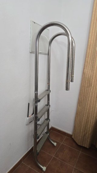 Escalera de acero para piscina