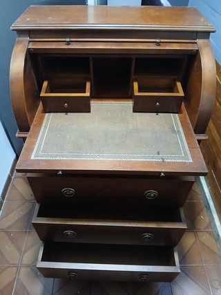 Buro antiguo de madera elegante