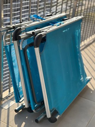Tumbonas plegables azules y plateadas