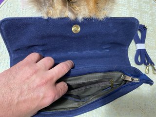 Bolso azul marino con plumas y bordado étnico