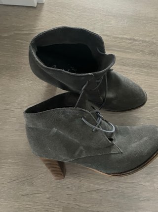 Botines grises de ante con tacón