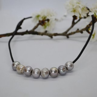 Collar de cuero, plata y perlas
