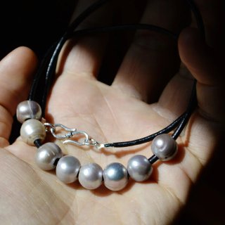 Collar de cuero, plata y perlas