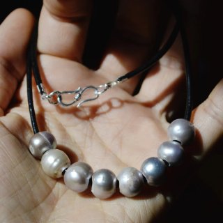 Collar de cuero, plata y perlas