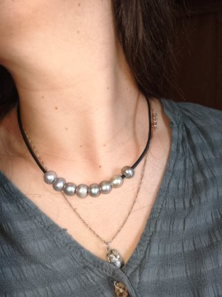 Collar de cuero, plata y perlas