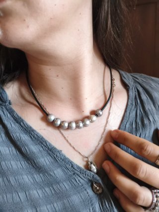 Collar de cuero, plata y perlas