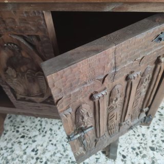 Mueble de madera tallada antiguo