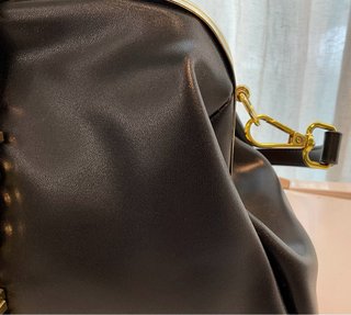 Bolso negro cadena dorada fiesta