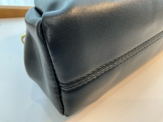 Bolso negro cadena dorada fiesta