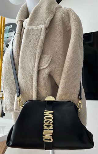 Bolso negro cadena dorada fiesta