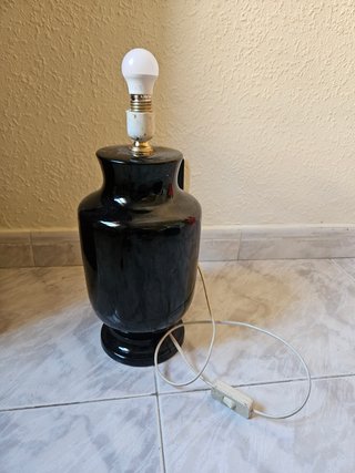 Lámpara de mesa vintage cerámica negra y dorada