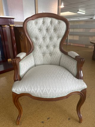 Silla antigua tapizada madera