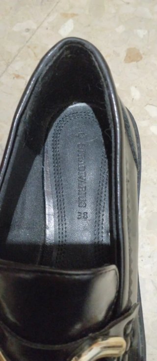 Zapatos negros con hebilla dorada