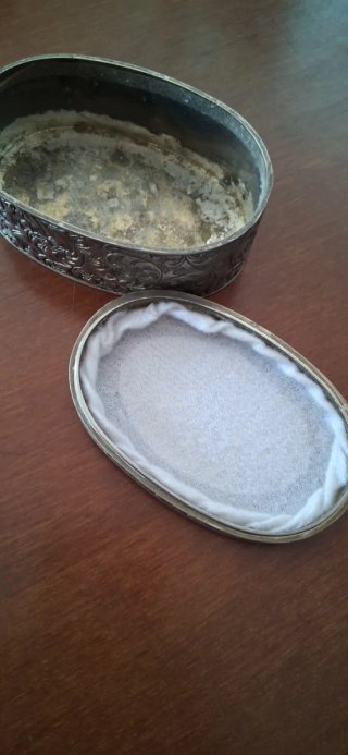 Piccolo portagioie in metallo