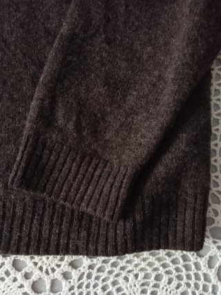 Jersey Corte Fiel Cuello Pico Marrón Lana
