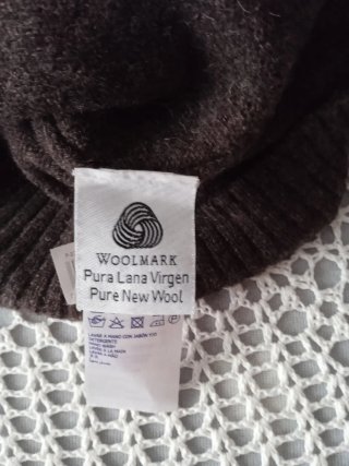 Jersey Corte Fiel Cuello Pico Marrón Lana