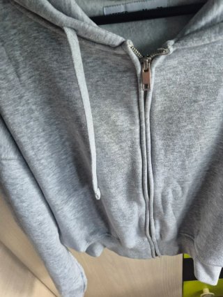 Sudadera crop gris con cremallera