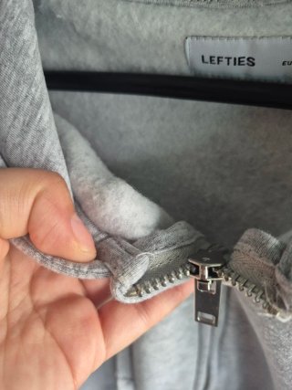 Sudadera crop gris con cremallera