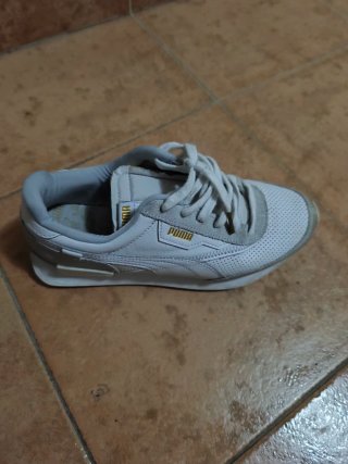 Zapatillas Puma grises y blancas