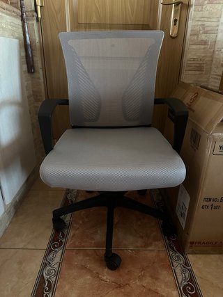 Silla de oficina ergonómica gris y negra