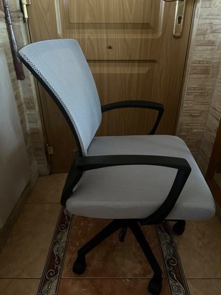 Silla de oficina ergonómica gris y negra