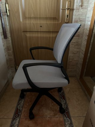 Silla de oficina ergonómica gris y negra