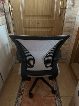Silla de oficina ergonómica gris y negra