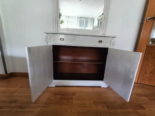 Mueble recibidor blanco con espejo